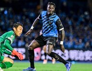 「バフェさんが着ると高級ブランドのジャージに見える」見どころ満載のJ1川崎のACL出発風景にファン沸騰！「バフェかっこいいなぁからの最後!!」「突然のチャーミングさん」などの声が広がるの画像