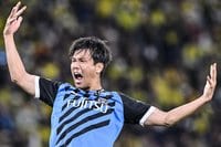 ｢誰やこれ｣浦和レッズ加入の元日本代表DF、｢金髪髭面｣に騒然！ ｢なんか別人みたい｣｢悔しいほど似合ってる｣“優勝将請負人”が恩師と再タッグで猛反撃へ