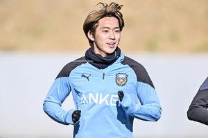 【J1川崎・新戦力がチーム合流で感じたこと(1)】日本代表・三浦颯太が話す「いいスパイスになる」の自信のワケ。「登里さんのプレーを見て勉強したいと思っていた」からこその決意の画像