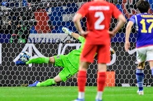 「足を残せるのが凄い」日本代表・大迫敬介が片足でPKをストップ！ 流れを渡さなかったビッグプレーに「Jリーグの誇り」「これえぐかった…」と絶賛の声の画像