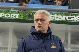 「愛される理由だな」ASローマのジョゼ・モウリーニョ監督、ベンチ裏の少年に「ジャージをプレゼント」! ハーフタイム後の出来事にファン歓喜「彼をとても愛している」の画像