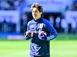 「ネクタイが純也くんらしくてホッとする」伊東純也のアジアカップ決戦の地到着時の姿が「カタールの貴公子?!」と大反響！「なんじゃあこのカワイイ生き物は！」の声の画像