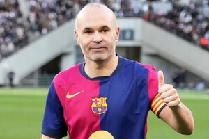 ベルリンの壁と熱いハグ｢イニエスタ引退試合｣激写　狂気の弾丸は不発も…魔法使い｢最後の雄姿｣と｢サムズアップ｣｢あふれる涙｣｢神タッチ｣、サッカー日本代表・森保監督も観戦の画像