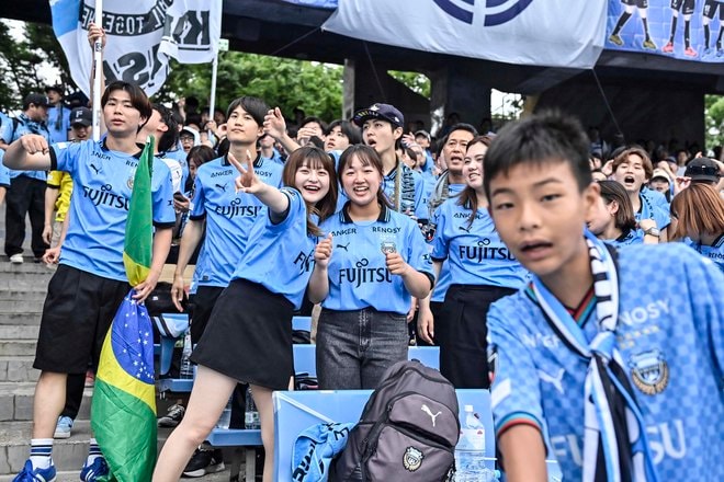 【サポーターアルバム】完封勝利後に笑顔＆万歳見せた「川崎フロンターレの試合後のサポーター写真83枚」！ ホーム連勝を熱狂的サポート「川崎フロンターレーセレッソ大阪」の画像043