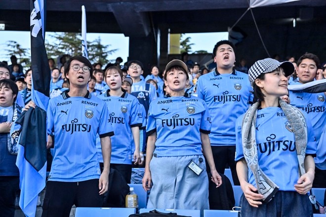 【サポーターアルバム】平日ナイターの試合前から駆け付けた川崎フロンターレのサポーター写真84枚！ 夕日に照らされながらの等々力ショット「川崎フロンターレー横浜FC」の画像072