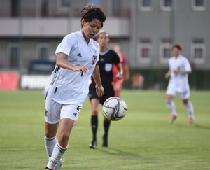 「美しい」「目を引く」バイエルン・ミュンヘンの熊谷紗希らの「エプロンドレス動画」が9万回再生の大反響！ ビールを手にした姿にファンは「一緒に飲みたい」の画像