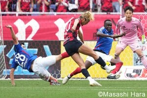 シュートやCK他｢すべての数字｣で上回った鹿島、7連勝と7連敗チームの一戦は｢フットボールあるある｣満載【｢首位｣鹿島アントラーズを｢最下位｣横浜Ｆ・マリノスが撃破した意味】(1)の画像