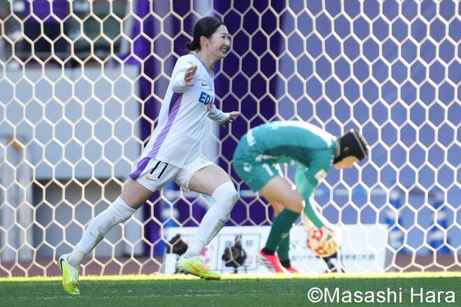 元日国立ピッチで中嶋淑乃と吉田莉胡が華麗に激突！広島レジーナの皇后杯初優勝“歓喜の瞬間”を激写！WEリーグ最高峰の戦いを振り返る【サンフレッチェ広島レジーナvsINAC神戸レオネッサ】激闘PHOTOギャラリーの画像007