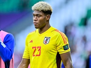 「めっちゃ照れてんじゃねえかw」パルマGK 鈴木彩艶が勝利後にまさかの“Bling-Bang-Bang-Bornダンス”披露！「おもちゃにされとる笑」「愛されとるなw」の声の画像