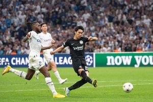 「当然だ！」「値する」フランクフルトのサッカー日本代表・鎌田大地の「欧州CLマン・オブ・ザ・マッチのトロフィー写真」に賞賛の声続々！ ロッカールームで笑顔の記念撮影の画像