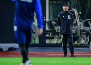 「取材じゃないです。お見舞いに来ました」森保監督が報道陣の前に突如、姿を表した意外なワケ。負傷した記者を気遣うも、「口が動くから大丈夫です」と笑い誘うの画像