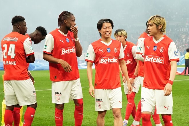 運命の大一番！サッカー日本代表・伊東純也、中村敬斗、関根大輝が語った｢世界一のクラブ｣と｢降格プレーオフ｣(2)敬斗＆純也メダル記念ショットと先制点｢カードをもらってもいい｣プレー【激闘後21連写】の画像004