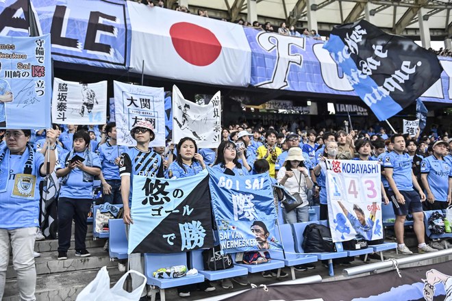 【サポーターアルバム(3)】G大阪戦での観客席＆入場時の川崎フロンターレのサポーター写真77枚！選手と手をつないだ子どもたちなど現地写真「川崎フロンターレーガンバ大阪(3)」の画像033