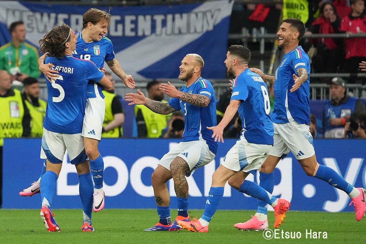 日本のとチェンジしてほしいわ｣イタリア代表の“青×ゴールド＆月桂樹”の