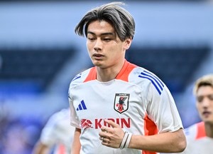 「最後の写真手繋げてない二人が尊すぎる♡」上田綺世とモデル妻との結婚式出席「仲睦まじい夫婦ショット」が話題に！“手つなぎ未遂写真”などに「はー素敵な夫婦すぎ」の声の画像