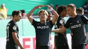 サッカー日本代表・堂安律が｢移籍後初ゴール｣!! 直接FKを叩き込んでフライブルクの勝利に貢献! ｢めっちゃ落ちてる｣と話題のDFBポカール1回戦突破を決める｢圧巻のゴール｣【動画】の画像