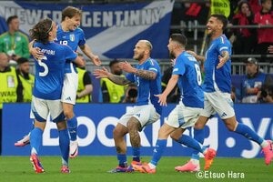 ｢日本のとチェンジしてほしいわ｣イタリア代表の“青×ゴールド＆月桂樹”の新ユニフォームがカッコいい！｢日本代表ユニがコレに準じたデザインなら良かったのに…｣の画像