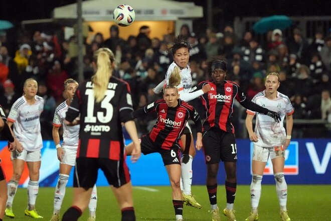 なでしこ至宝からスマイルクイーンへ！谷川萌々子“雨天の激闘”！｢奪い取る｣｢競り勝つ｣｢突破する｣無双プレーで完勝！試合後の｢弾ける｣笑顔が超キュート！【フランクフルトvsバイエルン】PHOTOギャラリーの画像006