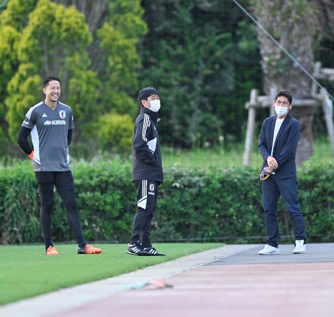 サッカー日本代表の練習に「意外な訪問者」！突如出現した「ベガルタ仙台の空間」に 森保一監督もとびきりの笑顔にの画像003