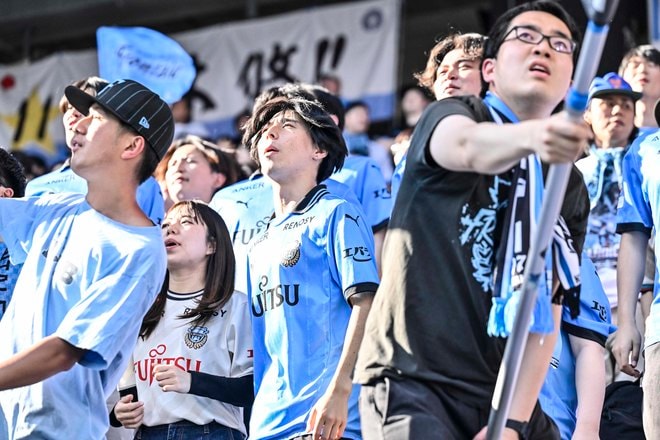 【サポーターアルバム】敵地で勝利を掴んだ川崎フロンターレのサポーター写真75枚！ 圧巻の応援で勝ち越し導く「サンフレッチェ広島ー川崎フロンターレ」の画像010