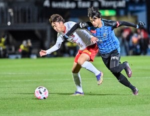 「何このゴール美しすぎ」ブライトン・三笘薫の川崎時代の「ヘディングゴール」をJリーグ公式が世界に発信！ ハートマークを作ったゴールパフォーマンスも注目を浴びた渾身の一発の画像