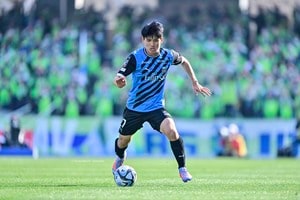 「グヴァルディオルみたい」川崎のユース出身「現役高校生DF」がJ1初出場で衝撃もたらす！ 堂々のプレー披露も、コーヒーが苦手で車屋紳太郎にマンゴージュースをご馳走になる一面もの画像