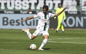 サッカー日本代表・板倉滉がブンデスリーガ開幕戦で「オーバーヘッド同点弾をアシスト」！ 新天地ボルシア・メンヒェングラートバッハでも見せつけた「攻撃的ＣＢの得点センス」の画像