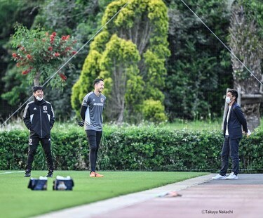 画像・写真：サッカー日本代表の練習に「意外な訪問者」！突如出現した