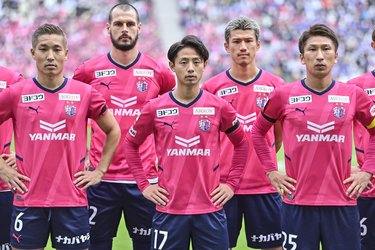 めっちゃ好きやし襟付きとか神じゃね J1セレッソ大阪が来季着用する 新ユニフォーム 発表 襟付き 縦ストライプを採用した 新デザイン に 見た瞬間に欲しい と思ったかも の声 サッカー批評web