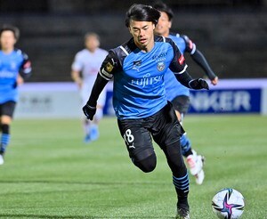 「個で粉砕した」「ただただえぐい」サッカー日本代表・三笘薫の「ドリブル無双」をJリーグ公式が世界に紹介！ 「三笘といったらこれ」の声が挙がった横浜F・マリノス戦の「単独突破」にも脚光の画像