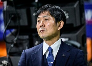 「監督の人柄が解るまなざし」日本代表・森保一監督が試合後に子ども達へサインボールをプレゼント！ 中腰で目線を合わせる姿に「絶対いい人なの伝わってくる」と絶賛の声の画像
