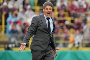 溢れ出る“リカ将”パッション！ 諦めない柏指揮官のゴール裏“猛ゲキ”にサポーターも呼応！ 2点差敗戦も｢逆転できる！って思える｣｢こんなに背中が大きい監督いない｣の画像