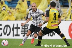 「背中を見せて背後を取る」ヴィッセル神戸・イニエスタ“至高の名人芸”の画像