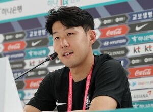 ｢ダークナイトソニーだ｣トッテナムのサッカー韓国代表FWソン・フンミンの"フェイスガード姿"が話題! ｢2万4000超のいいね｣がついた練習時の画像の画像