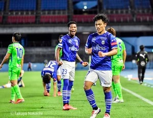 川崎の選手に何が!? 試合後に選手全員が「血液カチューシャをつけて競技場を一周」の衝撃写真の画像