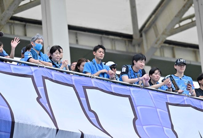 【サポーターアルバム】完封勝利後に笑顔＆万歳見せた「川崎フロンターレの試合後のサポーター写真83枚」！ ホーム連勝を熱狂的サポート「川崎フロンターレーセレッソ大阪」の画像016