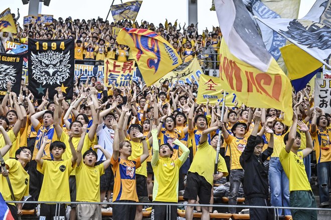 【仙台サポーターアルバム(2)】雨の試合に2000人！ 現地撮影した「ベガルタ仙台のサポーター写真99枚」！「ジェフユナイテッド千葉ーベガルタ仙台」の画像098