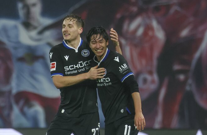 奥川雅也が止まらない!!またもビーレフェルトを勝利に導く「決勝ゴール」!遠藤渓太との日本人対決を制す!逆サイドを撃ち抜いた「今季8ゴール目」とは?【動画】の画像