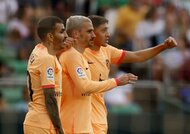 バルセロナのシャビ監督が試合中に「超絶トラップ」を披露し、「現役いけるやろ」とファン興奮! 現役時代さながらの絶妙コントロールに「会場が沸く」の画像