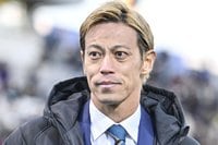 北中米W杯の解説決定で話題の本田圭佑が｢10番｣を背負った名門ACミランの新ユニ発表！伝統のストライプ復活に｢近年で1番好み｣｢背中まで線が！」
