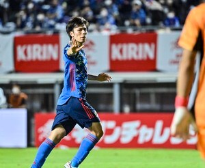 “ピッチの監督”田中碧「試合後に見せた板倉滉への豪快ツッコミ姿」の画像
