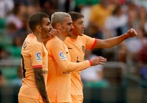 ｢ヤベーよこのゴール｣!! アトレティコ・マドリードFWアントワーヌ・グリーズマンが｢CKから直接ゴール｣！ 2ゴールでチームの勝利に貢献したサッカーフランス代表FWの｢圧巻先制弾｣に「覚醒したな」の声の画像