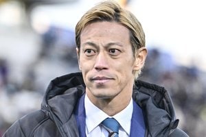 北中米W杯の解説決定で話題の本田圭佑が｢10番｣を背負った名門ACミランの新ユニ発表！伝統のストライプ復活に｢近年で1番好み｣｢背中まで線が！」の画像