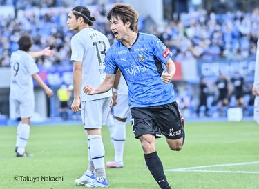 川崎サポーターがスポンサーに 粋すぎる横断幕メッセージ 銀行理事長が 一人チャント で応える 地域密着 理想の形 サッカー批評web