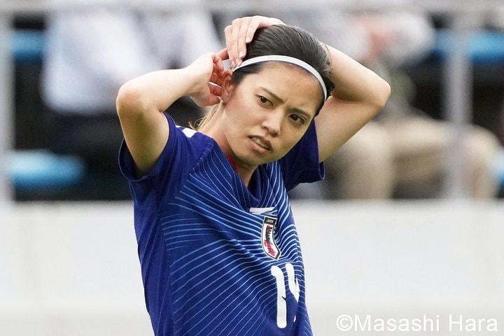 ｢マジ綺麗｣なでしこ長谷川唯、ノースリーブ黒ドレス姿に大反響！27万円セリーヌも上品な装いに｢可愛い｣｢エレガント｣｢素敵｣3年連続“年間最優秀選手”候補に！
