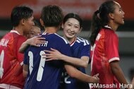 ｢これまでで最高の写真｣26戦無敗継続の田中碧、リーズ現地サポ熱狂の“芸術ショット”に反響！｢エランド・ロードの指揮者！｣｢アオ、愛されていて最高｣の画像