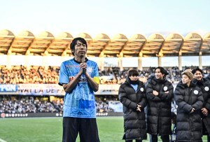「企画力すごい」「まじ爆笑したw」中村憲剛の引退試合での「家長昭博＆谷口彰悟のまさかの姿のサプライズ」がすべての涙を笑いに変えた！「イケメンの使い方がひどいのよ…」の声の画像