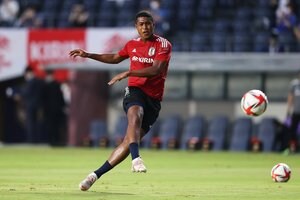 【J2から世界へ!!】櫻川ソロモン、190センチ91キロ「世界基準サイズ」からの豪快ヘッドと柔らかなボールタッチ「パリ五輪のエース候補」！【久保建英、冨安健洋を追うJ2の綺羅星スター／戸塚啓のJ2のミカタ特別編】(1)の画像