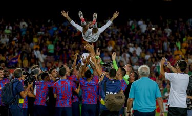 5万1000いいね超え バルセロナが試合後にブラジル代表dfダニエウ アウベスを胴上げ あなたへの愛は永遠 と大反響の功労者への感謝場面 動画 サッカー批評web