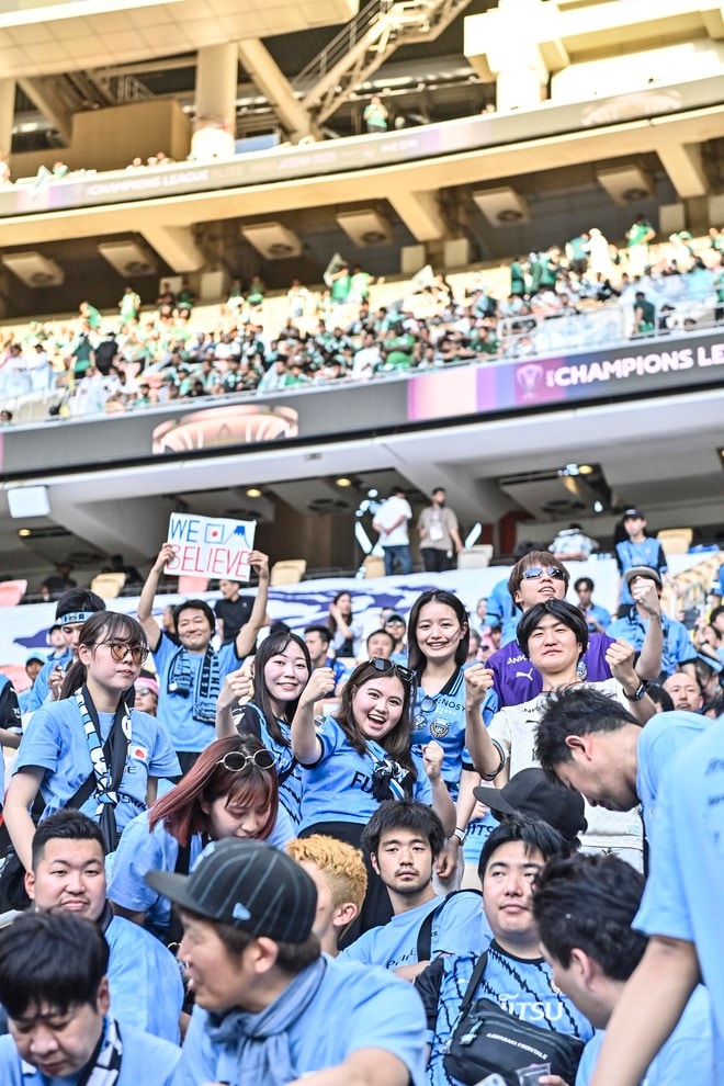 【サポーターアルバム】アジア青覇を果たすべく700人の川崎サポーターがACLE決勝に駆け付けた！ 現地で声援を送ったサポーター写真72枚「アル・アハリー川崎フロンターレ(2)」の画像024